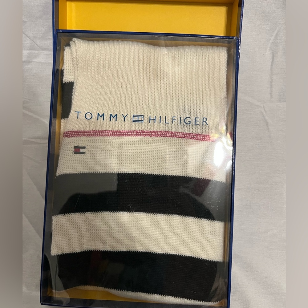 NWT- Tommy Hilfiger Elena Scarf- Black & White